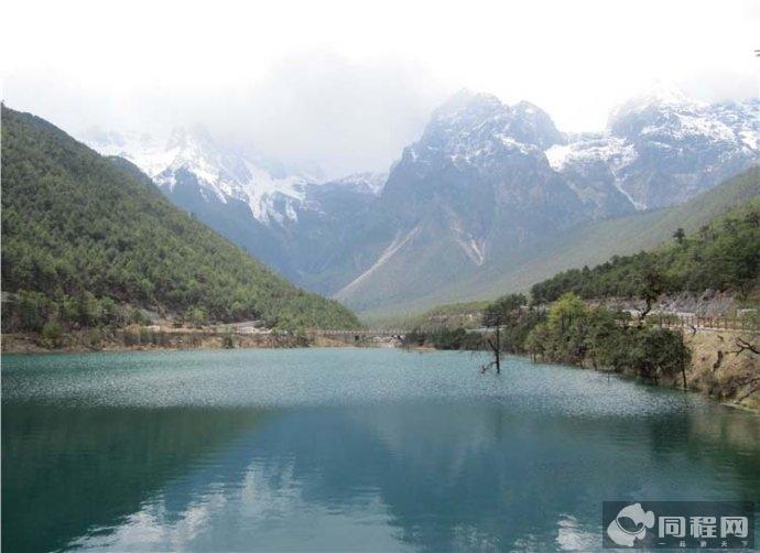 七彩云南之旅(三十五) 丽江-玉龙雪山 进入丽江,首先映入你的视野的,是北端拔地而起的巍巍雪山。那皑皑的白雪,银雕玉塑般的千年冰峰,仿佛要刺破蓝天,气势非凡,这就是闻名遐迩的玉龙雪山。玉龙雪山是北半球最近赤道的山脉,它处于青藏高原东南边缘,横断山脉分布地带,在大地构造上属横断山脉皱褶带。玉龙雪山由12座雪峰组成,主峰扇子陡海拔5596米,至今仍是一座未被征服的高峰。高山雪域风景位于海拔4000米以上。搭乘大索道可以将海拔4680米的高山雪景被一览无余,这种开阔壮丽之景深深地刻画在了游人们心中。&