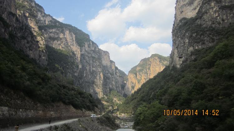 从大禹峡出来后,去了一条路线上的太行水乡柳树湾风景区,也是在同程上订的票,优惠了,只是没赶上一元门票的日期,总共花了32元钱。之前同程上评价的挺好的,去了之后大失所望。就是在水边建了一些休闲项目,很小的一个景区。不喜欢,觉得没必要去。玩了一会儿就返回酒店了。 10月4日在同程上订了八路军文化园的门票,一家3口花了189元钱,节省了一些。一路高速,过了十好几个隧道,有一个最长的隧道,忘记叫什么了,好长。不过隧道路况很好,也有灯照明。快到高速出口的时候前方堵车了,心里这个急啊,难不成遇到传说中的堵车了,好怕怕